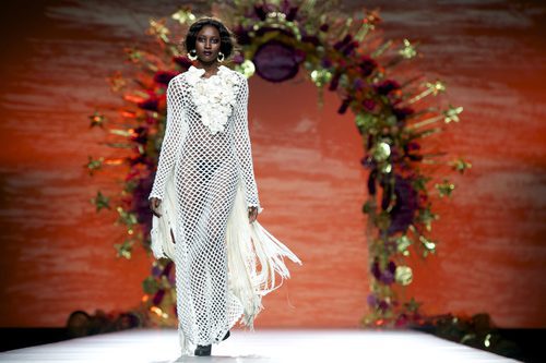 Vestido de rejilla blanco con flecos de Francis Montesinos en la FW de Madrid para otoño/invierno 2016/2017