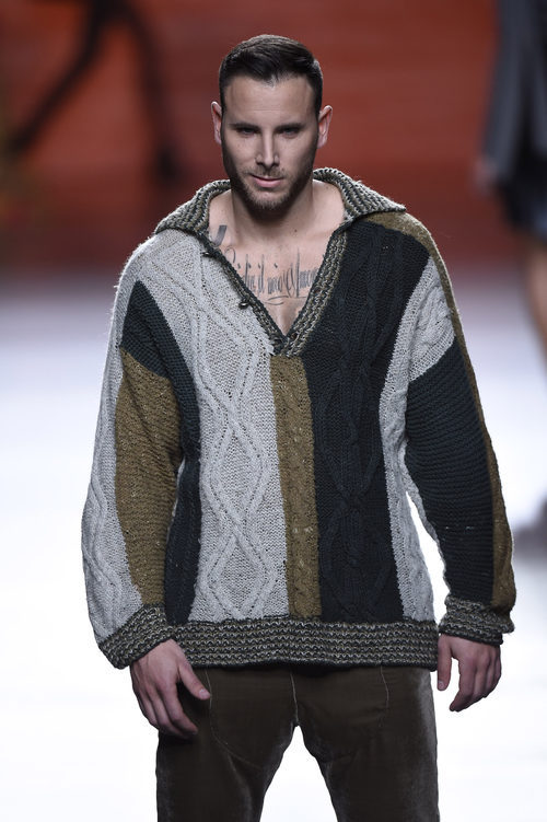 Jersey de ochos y pantalón de terciopelo de Francis Montesinos en la FW de Madrid para otoño/invierno 2016/2017
