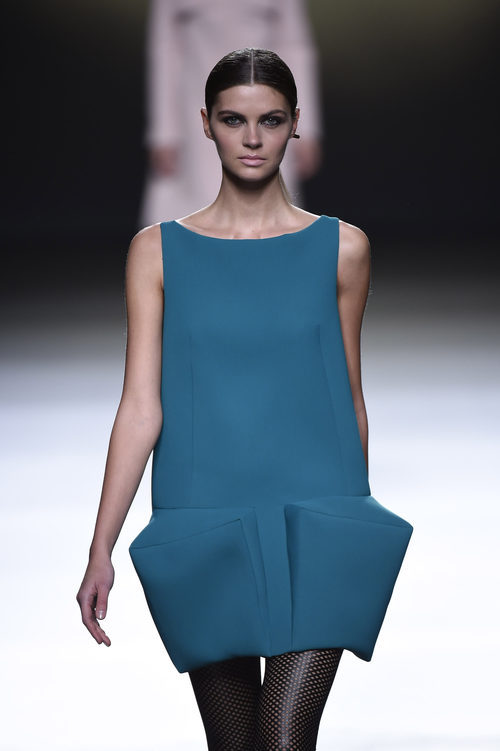 Vestido poliédrico de Amaya Arzuaga en la FW de Madrid para otoño/invierno 2016/2017