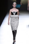 Vestido de punto con top dorado de Amaya Arzuaga en la FW de Madrid para otoño/invierno 2016/2017