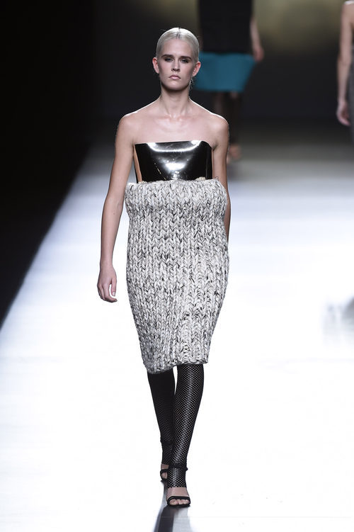 Vestido de punto con top dorado de Amaya Arzuaga en la FW de Madrid para otoño/invierno 2016/2017