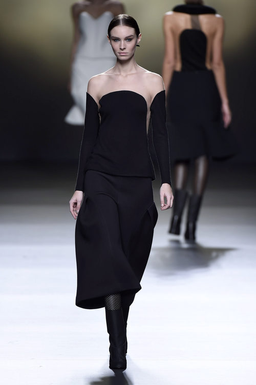 Conjunto negro con hombros al aire de Amaya Arzuaga en la FW de Madrid para otoño/invierno 2016/2017