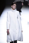 Abrigo cocoon poliédrico de Amaya Arzuaga en la FW de Madrid para otoño/invierno 2016/2017