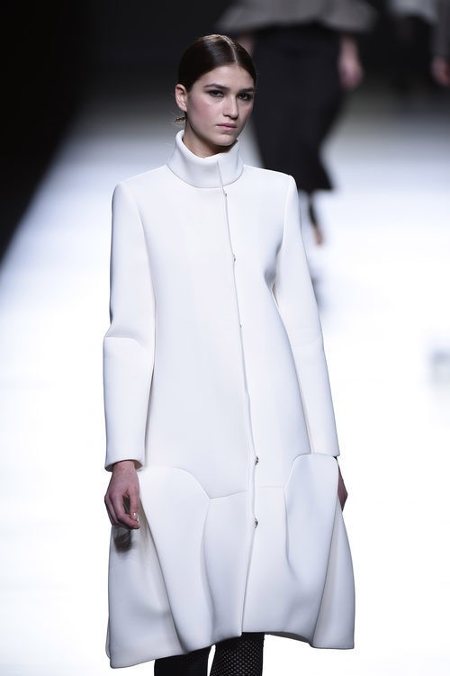 Abrigo cocoon poliédrico de Amaya Arzuaga en la FW de Madrid para otoño/invierno 2016/2017