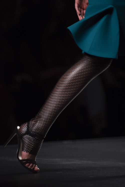 Detalle de medias de rejilla de Amaya Arzuaga en la FW de Madrid para otoño/invierno 2016/2017