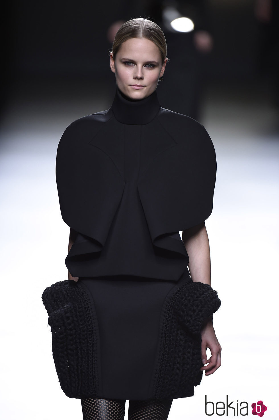 Conjunto de falda de Amaya Arzuaga en la FW de Madrid para otoño/invierno 2016/2017