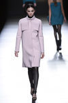 Abrigo rosa cuarzo bolsillos 3D de Amaya Arzuaga en la FW de Madrid para otoño/invierno 2016/2017