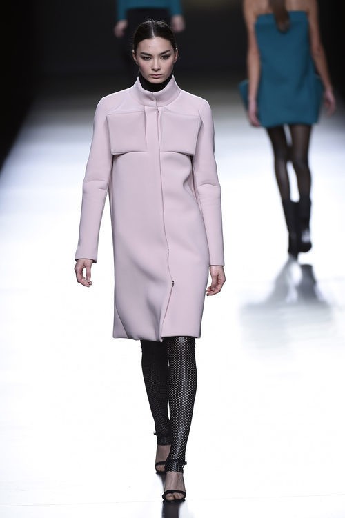 Abrigo rosa cuarzo bolsillos 3D de Amaya Arzuaga en la FW de Madrid para otoño/invierno 2016/2017