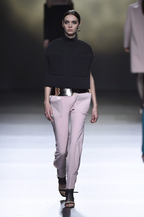 Conjunto de pantalón de Amaya Arzuaga en la FW de Madrid para otoño/invierno 2016/2017