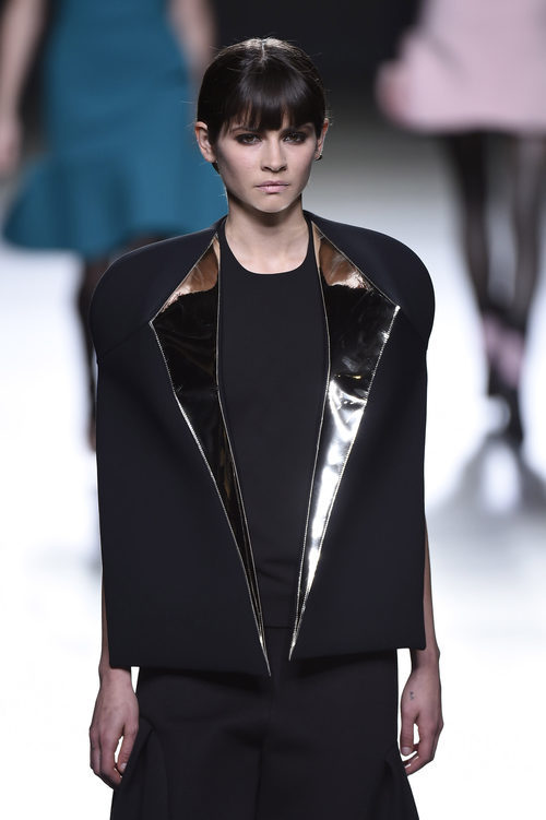 Blazer de solapas en pico doradas de Amaya Arzuaga en la FW de Madrid para otoño/invierno 2016/2017