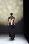 Vestido cocoon de espalda semiabierta de Amaya Arzuaga en la FW de Madrid para otoño/invierno 2016/2017