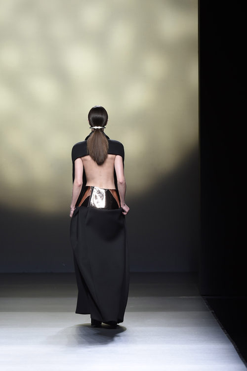 Vestido cocoon de espalda semiabierta de Amaya Arzuaga en la FW de Madrid para otoño/invierno 2016/2017
