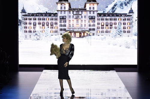 Bibiana Fernández con conjunto plateado de Andrés Sardá en la FW de Madrid para otoño/invierno 2016/2017
