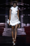 Camisón de plumas de Andrés Sardá en la FW de Madrid para otoño/invierno 2016/2017