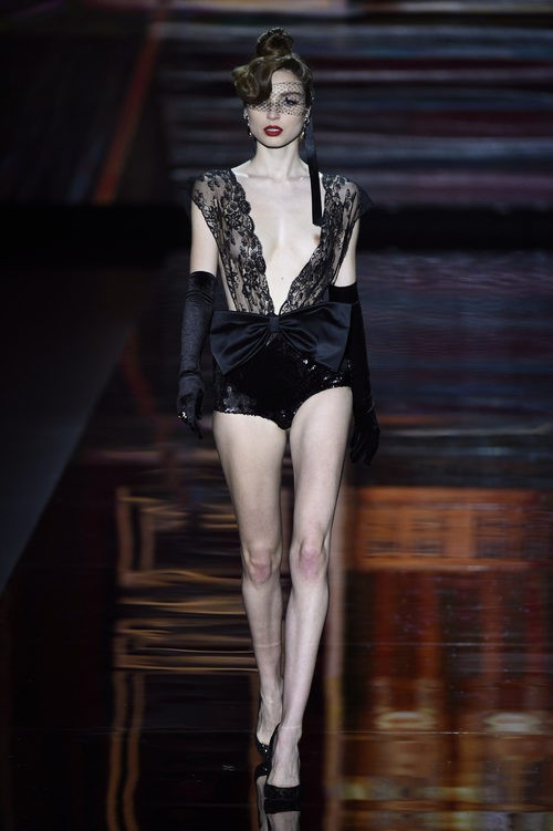 Conjunto de encaje chantilly de Andrés Sardá en la FW de Madrid para otoño/invierno 2016/2017
