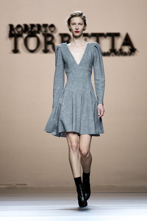 Vestido lady gris de Roberto Torretta en la FW de Madrid para otoño/invierno 2016/2017