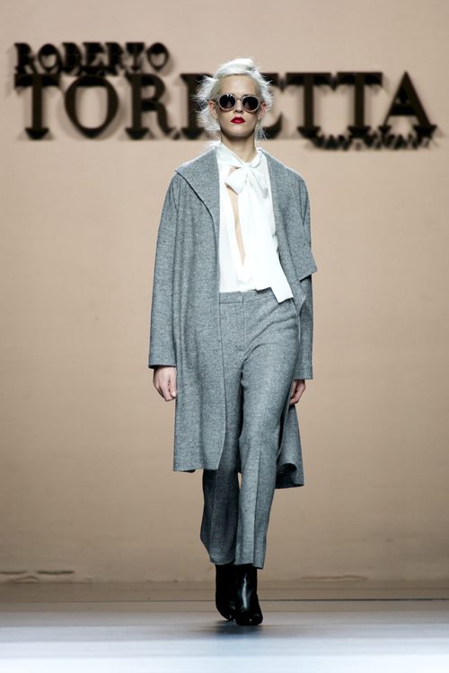 Conjunto gris de Roberto Torretta en la FW de Madrid para otoño/invierno 2016/2017