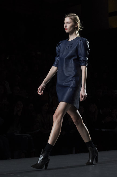 Vestido de cuero de Roberto Torretta en la FW de Madrid para otoño/invierno 2016/2017