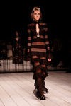 Vestido transparente y con volantes de Alexander McQueen en la FW de Londres para otoño/invierno 2016/2017
