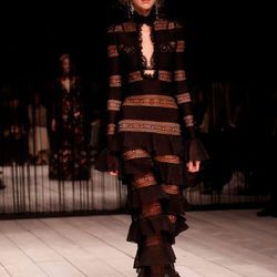 Vestido transparente y con volantes de Alexander McQueen en la FW de Londres para otoño/invierno 2016/2017