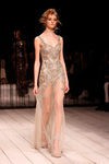 Vestido transparente con brillantes de Alexander McQueen en la FW de Londres para otoño/invierno 2016/2017