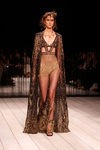 Vestido con detalles dorados de Alexander McQueen en la FW de Londres para otoño/invierno 2016/2017