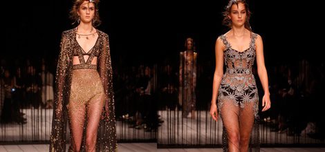 Vestido con detalles dorados de Alexander McQueen en la FW de Londres para otoño/invierno 2016/2017