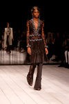 Conjunto negro de encaje y mariposas de Alexander McQueen en la FW de Londres para otoño/invierno 2016/2017