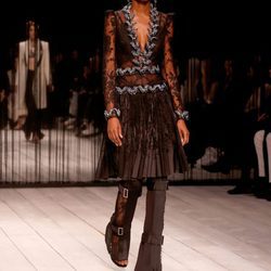 Conjunto negro de encaje y mariposas de Alexander McQueen en la FW de Londres para otoño/invierno 2016/2017