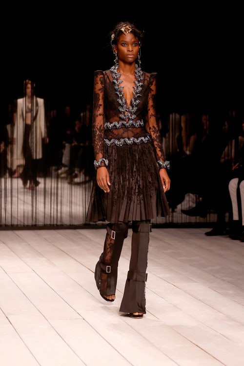 Conjunto negro de encaje y mariposas de Alexander McQueen en la FW de Londres para otoño/invierno 2016/2017