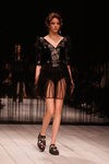 Vestido y perfecto de cuero de Alexander McQueen en la FW de Londres para otoño/invierno 2016/2017