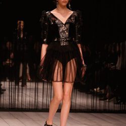 Vestido y perfecto de cuero de Alexander McQueen en la FW de Londres para otoño/invierno 2016/2017