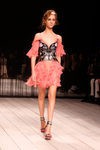 Vestido de volants rosas de Alexander McQueen en la FW de Londres para otoño/invierno 2016/2017