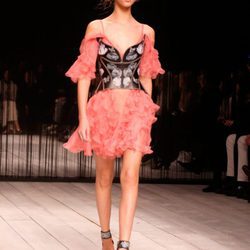 Vestido de volants rosas de Alexander McQueen en la FW de Londres para otoño/invierno 2016/2017