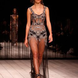 Vestido de brillantes gris plata de Alexander McQueen en la FW de Londres para otoño/invierno 2016/2017
