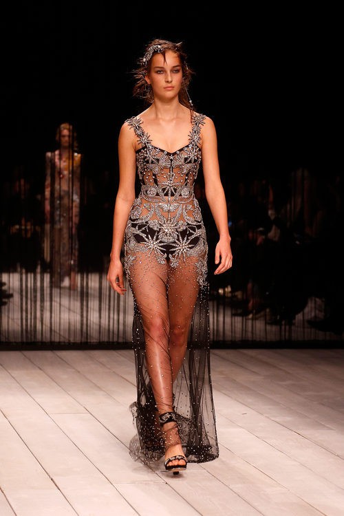 Vestido de brillantes gris plata de Alexander McQueen en la FW de Londres para otoño/invierno 2016/2017