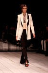 Americana crema de Alexander McQueen en la FW de Londres para otoño/invierno 2016/2017