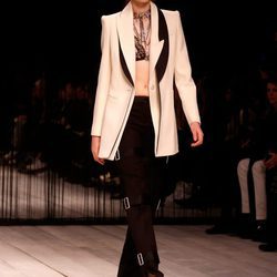 Americana crema de Alexander McQueen en la FW de Londres para otoño/invierno 2016/2017