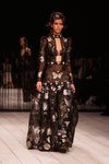 Vestido estampado con abertura de Alexander McQueen en la FW de Londres para otoño/invierno 2016/2017