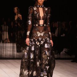 Vestido estampado con abertura  de Alexander McQueen en la FW de Londres para otoño/invierno 2016/2017