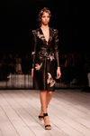 Abrigo estampado de cuero de Alexander McQueen en la FW de Londres para otoño/invierno 2016/2017