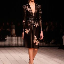 Abrigo estampado de cuero de Alexander McQueen en la FW de Londres para otoño/invierno 2016/2017