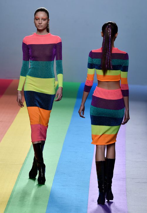 Conjuntos con los colores del arcoíris de María Escoté en la FW de Madrid para otoño/invierno 2016/2017