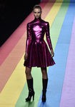 vestido lúrex fucsiade María Escoté en la FW de Madrid para otoño/invierno 2016/2017