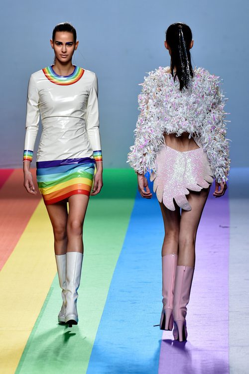 Looks lúrex y plumas de María Escoté en la FW de Madrid para otoño/invierno 2016/2017