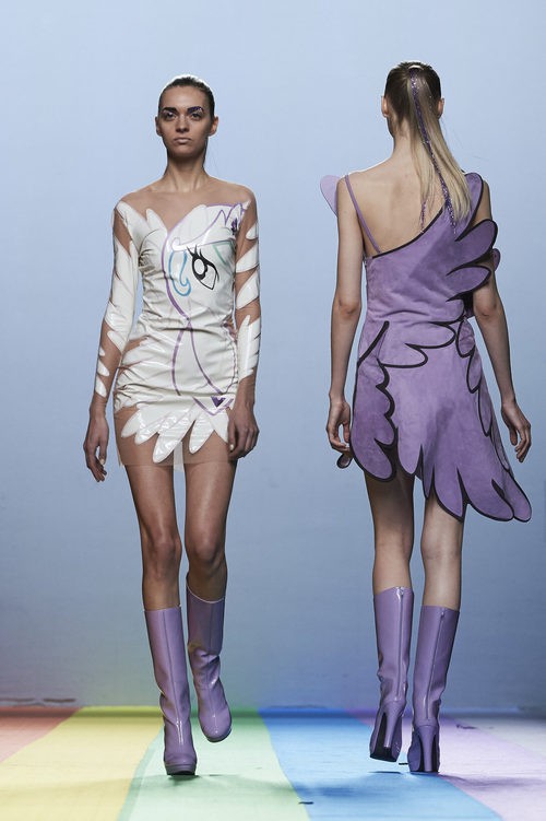 Cortes de plumas de María Escoté en la FW de Madrid para otoño/invierno 2016/2017