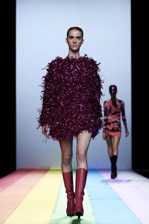 Jersey brilli brilli de María Escoté en la FW de Madrid para otoño/invierno 2016/2017