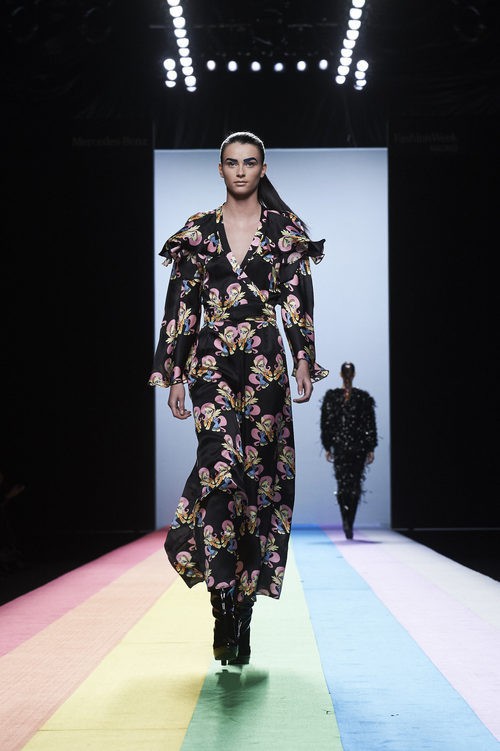 Vestido de volantes con estampado de María Escoté en la FW de Madrid para otoño/invierno 2016/2017