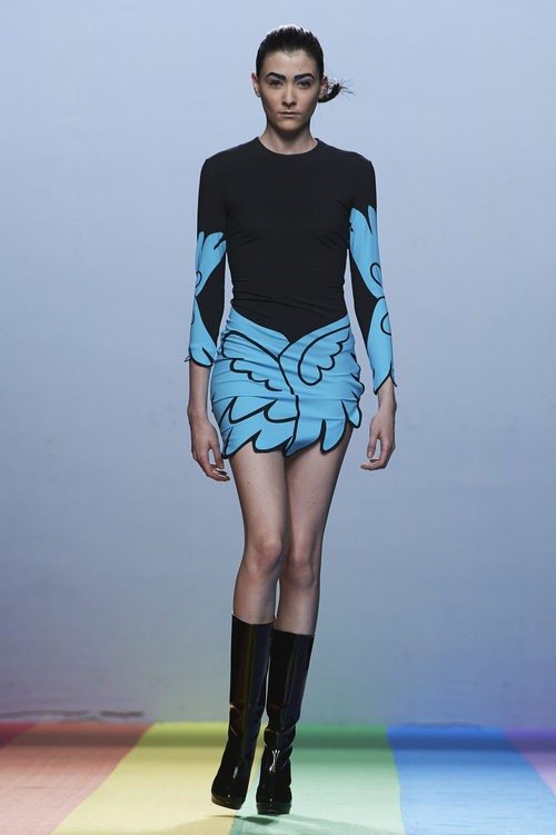 Vestido de alas azules de María Escoté en la FW de Madrid para otoño/invierno 2016/2017