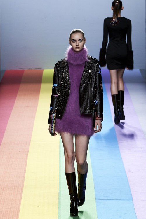 Jersey morado con cuello de pelo de María Escoté en la FW de Madrid para otoño/invierno 2016/2017
